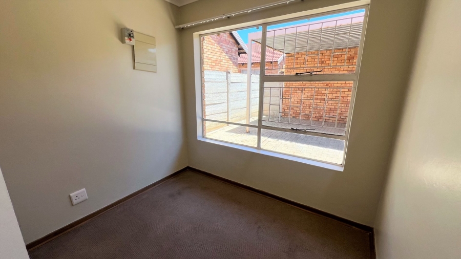 2 Bedroom Property for Sale in Langenhovenpark Free State